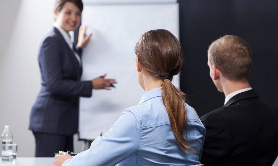 Jakie strategie motywacyjne są omawiane na kursie zarządzania ludźmi?