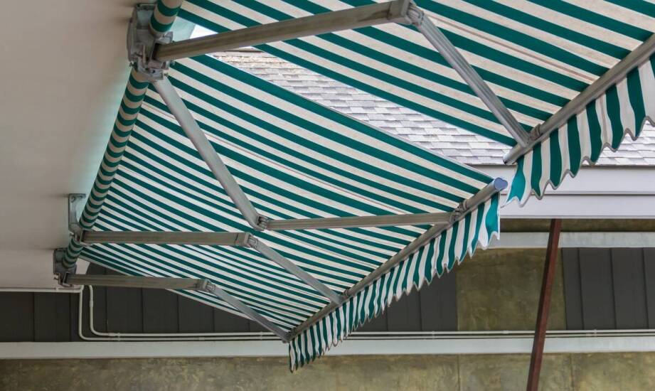 Różnorodność materiałów używanych w produkcji markiz tarasowych