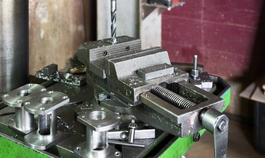 Najważniejsze informacje o nitownicach – zastosowanie i rodzaje urządzeń