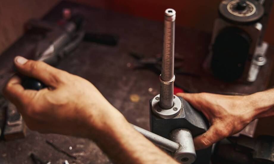 Nitownica ręczna – zastosowania, mechanizm działania i zalety użytkowania