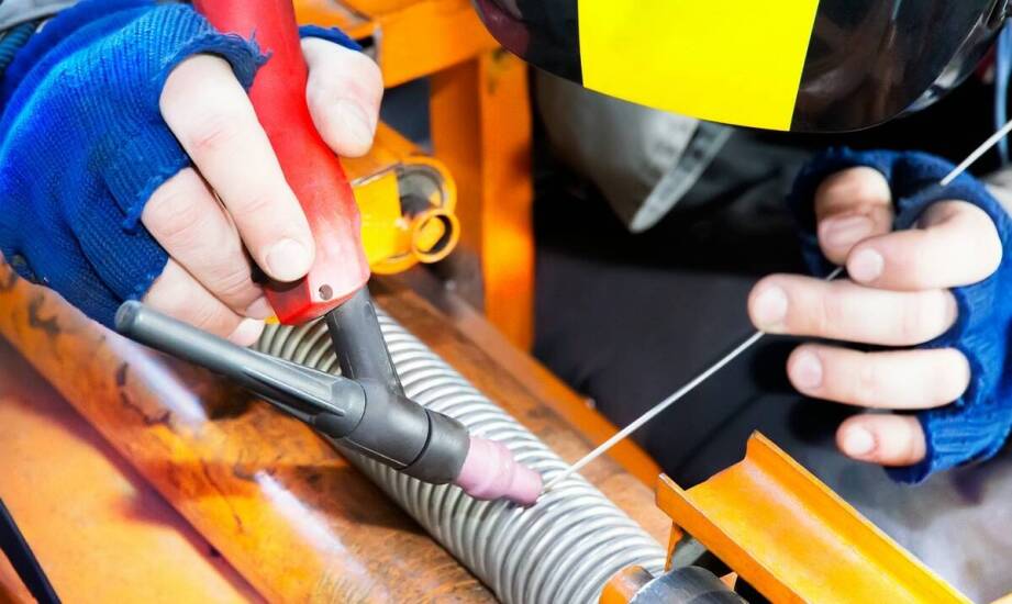 Jak działa nitownica pneumatyczna i do czego można ją wykorzystać?