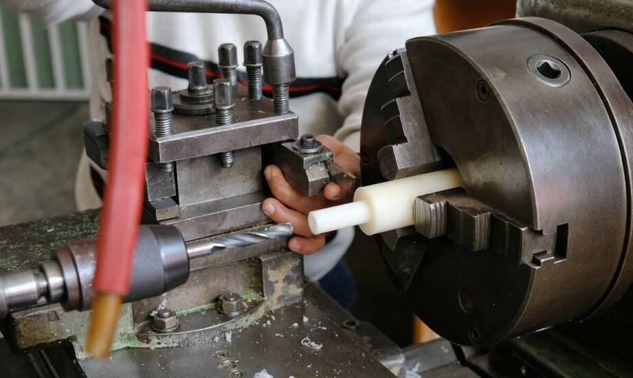 Jak działa nitownica i do czego służy? Praktyczne zastosowania i porady