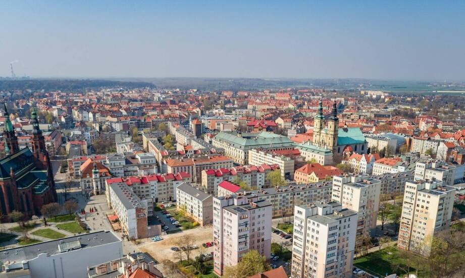 Jak zmienia się rynek mieszkań na sprzedaż pod miastem? Analiza aktualnych ofert
