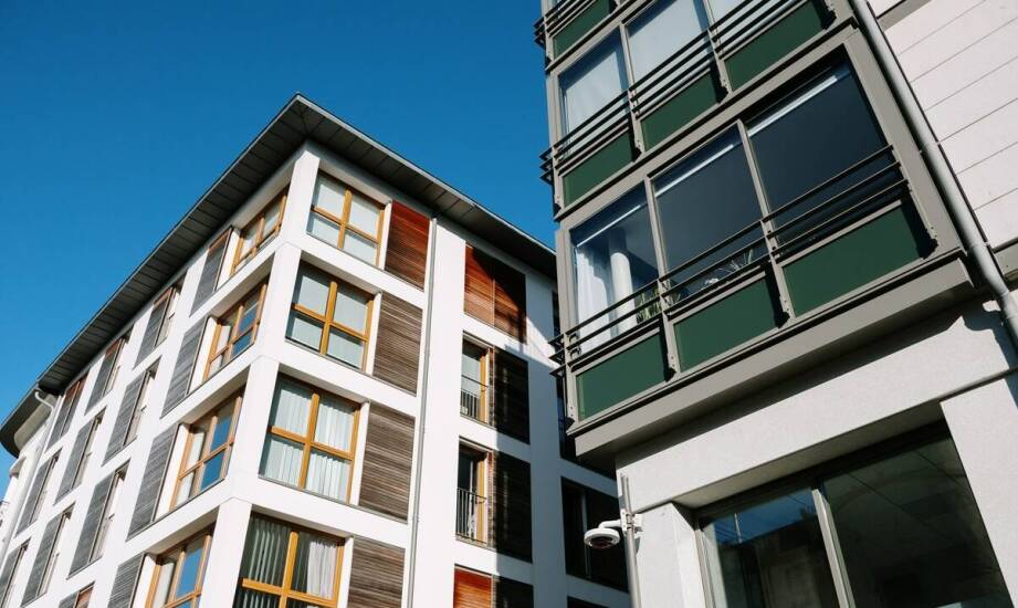 Mieszkania w stanie deweloperskim pod miastem – aktualne możliwości rynku