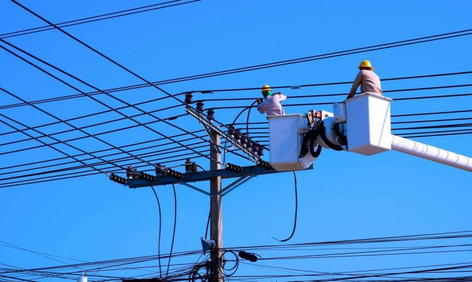 Jak wybrać solidną firmę elektryczną? Najważniejsze kryteria i wskazówki