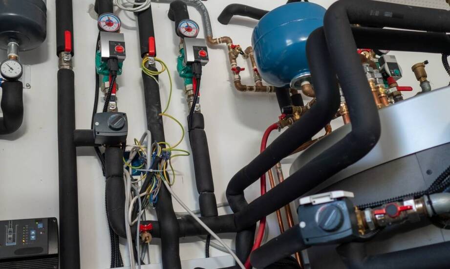 Jak działają pompy ciepła i jakie korzyści przynoszą w domu?