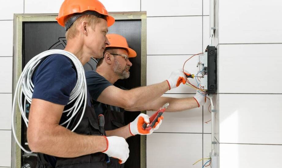 Jak przebiega montaż instalacji elektrycznych – etapy i ważne wskazówki
