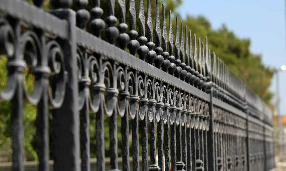 Jak wybrać solidny płot metalowy? Przegląd rozwiązań i inspiracji