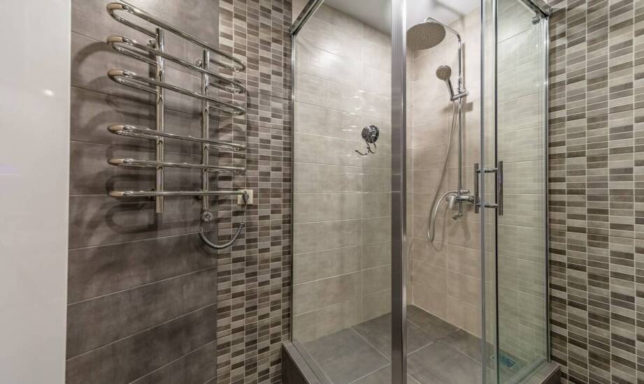 Jak wybrać idealną kabinę prysznicową na wymiar do każdej łazienki?