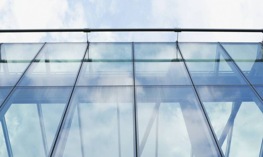 Zabudowy szklane – inspiracje i praktyczne zastosowania w aranżacji wnętrz