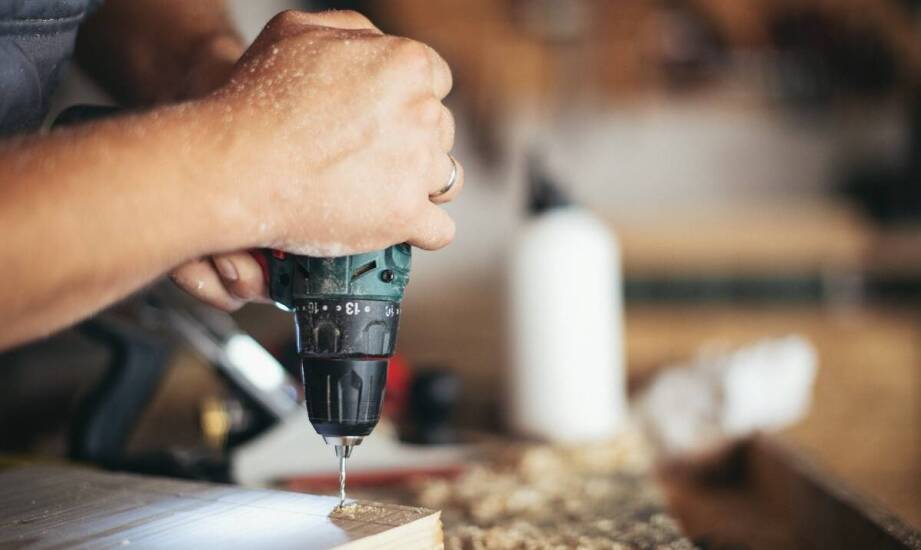 Jakie usługi oferuje szklarz? Przegląd popularnych zastosowań szkła