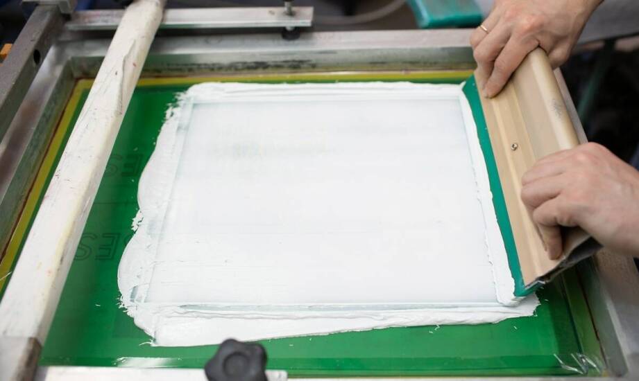 Druk na szkle – zastosowania, zalety i inspiracje do aranżacji wnętrz