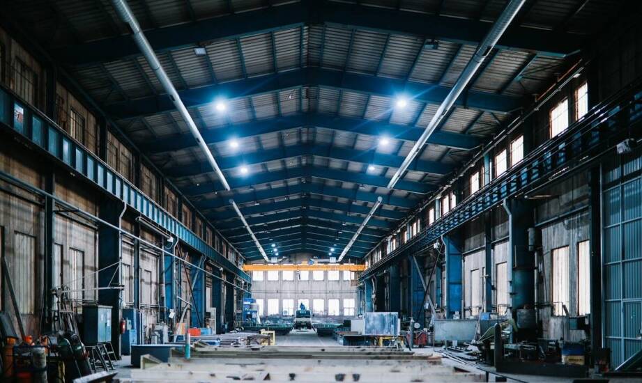 Jak przebiega budowa obiektów przemysłowych – etapy i najważniejsze zasady