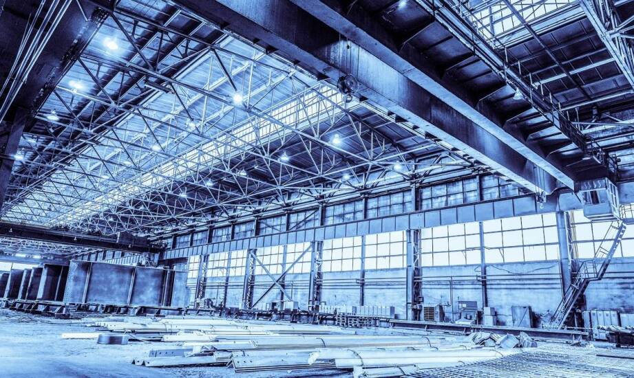 Budowa hal i magazynów – najważniejsze etapy realizacji inwestycji