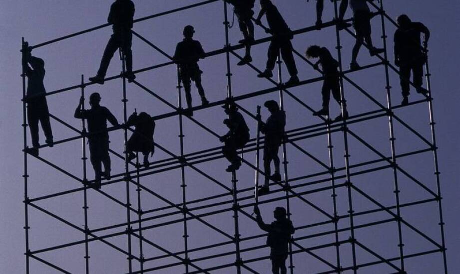 Jak przebiega produkcja konstrukcji budowlanych i gdzie znajduje zastosowanie