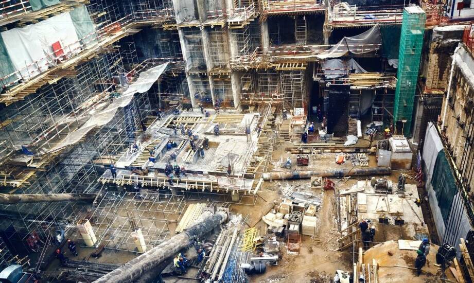 Jak przebiegają prace budowlane? Etapy, wymagania i najważniejsze zasady