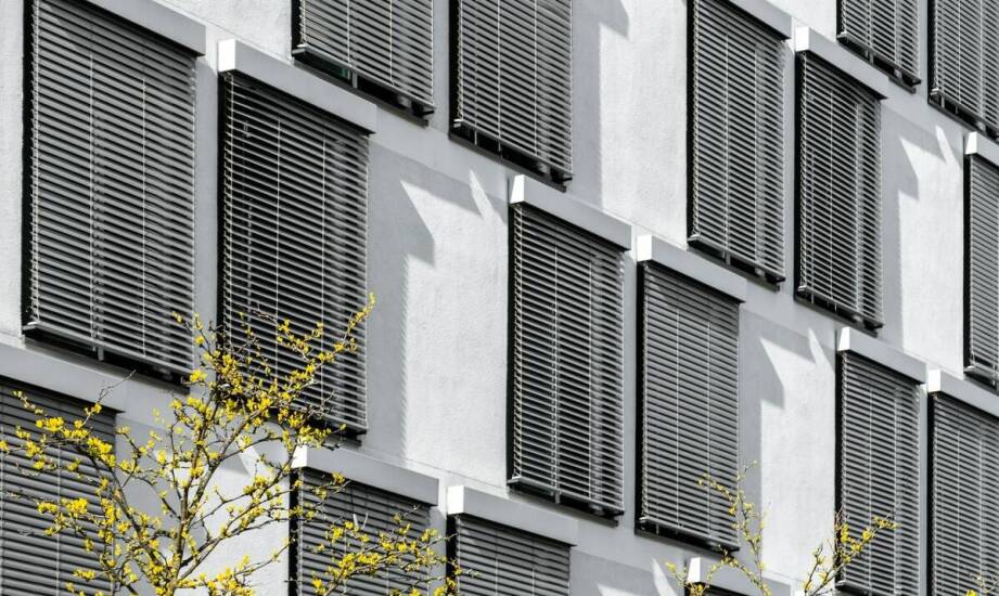 Jak działają żaluzje fasadowe i kiedy warto je zastosować w budownictwie