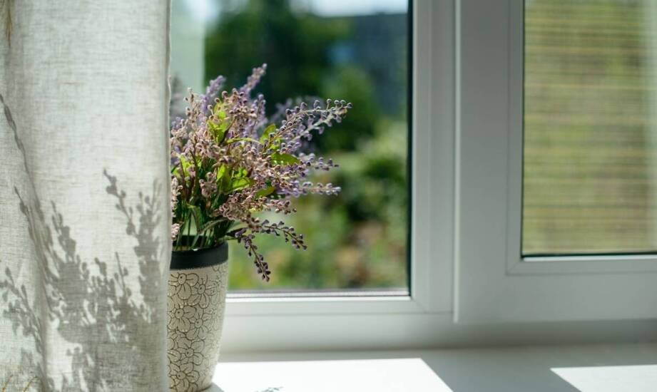 Plisy okienne – zalety, rodzaje i najważniejsze informacje przed wyborem