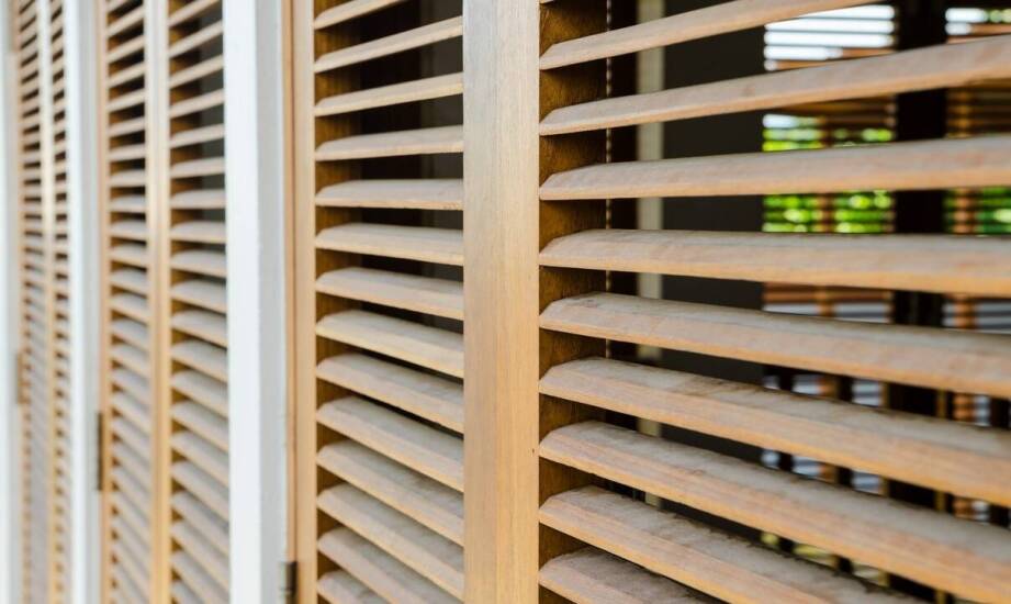 Drewniane żaluzje poziome – stylowe rozwiązanie do każdego wnętrza