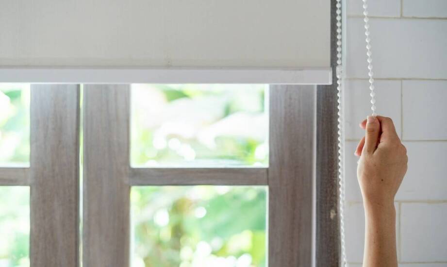 Jak dobrać rolety do mieszkania – praktyczne wskazówki i inspiracje