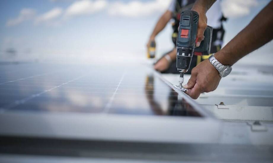 Ile kosztuje montaż instalacji fotowoltaicznej i od czego zależy cena?