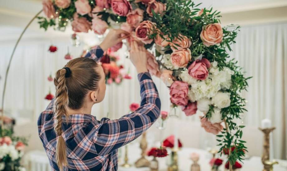 Pomysły na dekoracje weselne – inspiracje i modne aranżacje na ślub