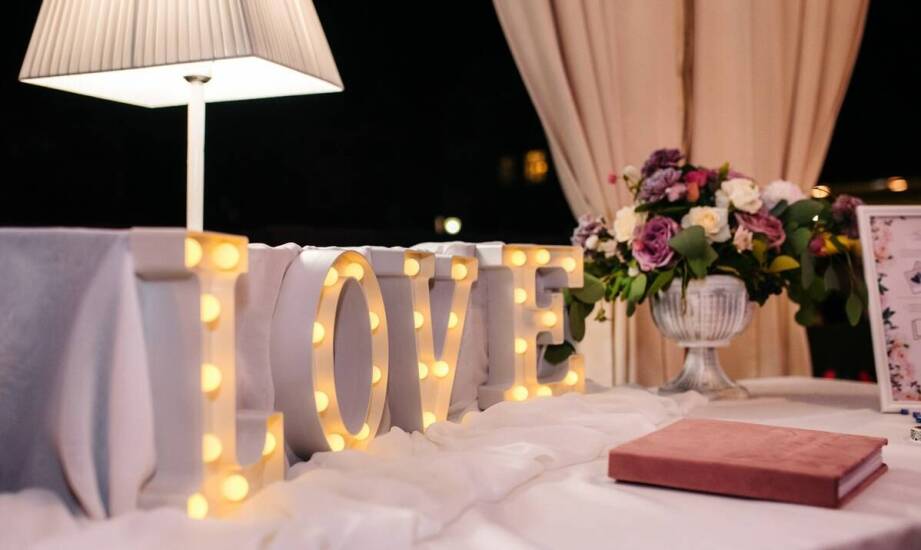 Pomysły na dekoracje weselne – inspiracje i modne aranżacje na przyjęcie