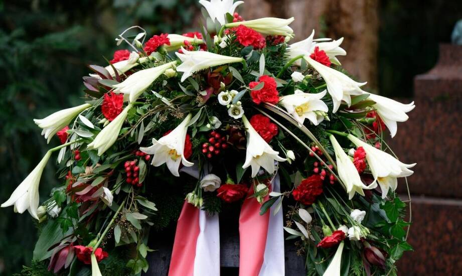 Wieniec pogrzebowy – rodzaje, symbolika i tradycje związane z pożegnaniem