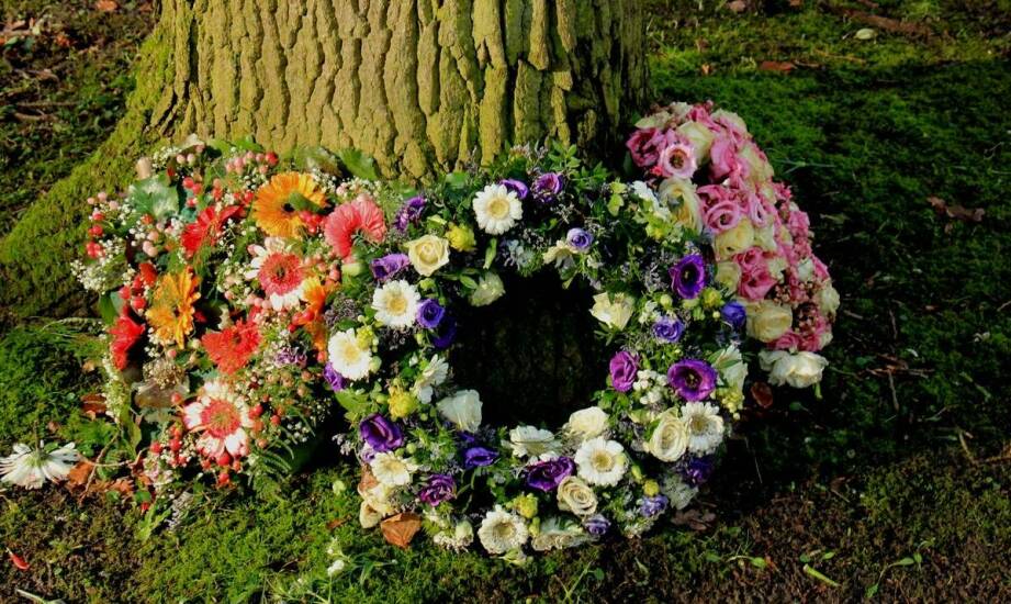 Jak wybrać odpowiedni wieniec na ostatnie pożegnanie – praktyczne wskazówki