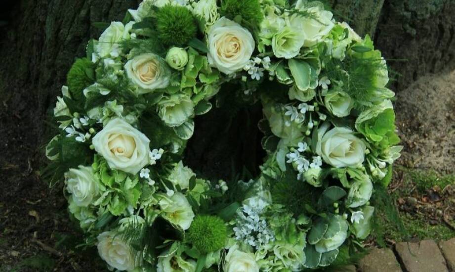 Jak wybrać odpowiedni wieniec pogrzebowy – najważniejsze informacje i porady