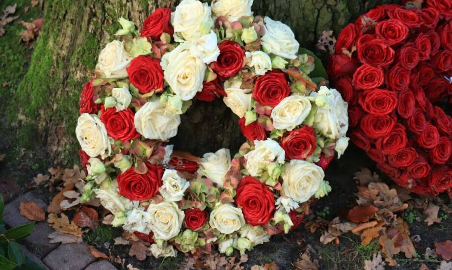 Jak wybrać odpowiedni wieniec na pogrzeb – najważniejsze informacje