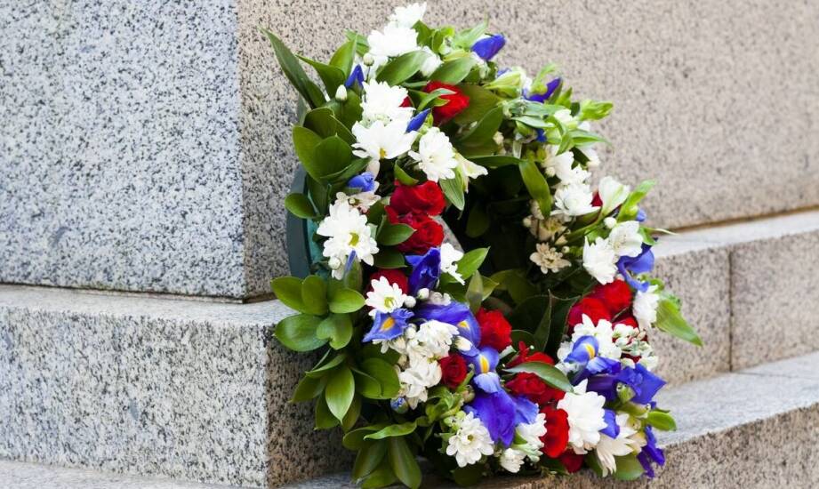 Symbolika i rodzaje wieńców pogrzebowych – jak wybrać odpowiedni?