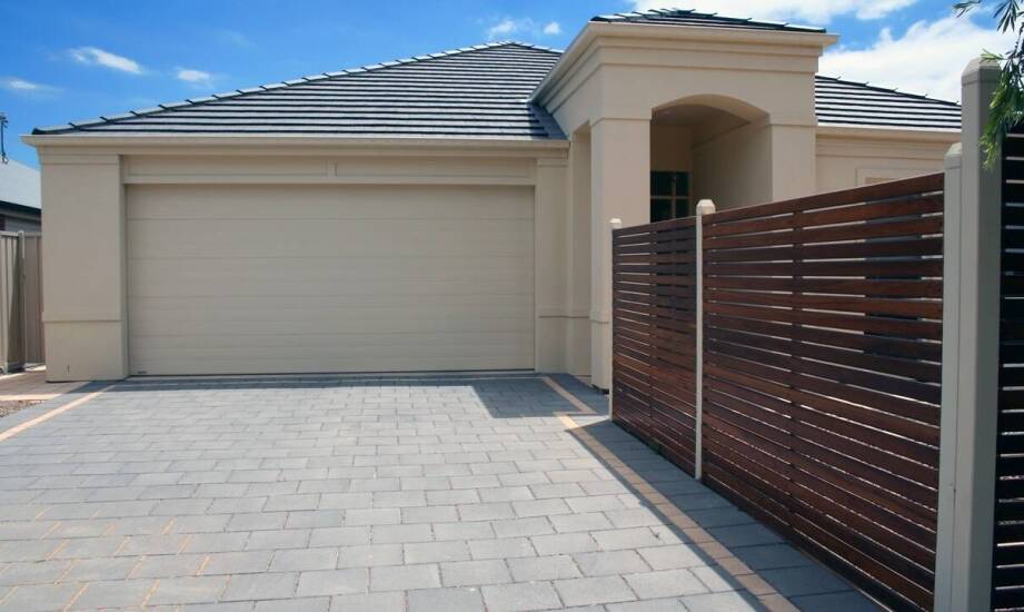 Jak działa segmentowa brama garażowa i na co zwrócić uwagę przy wyborze