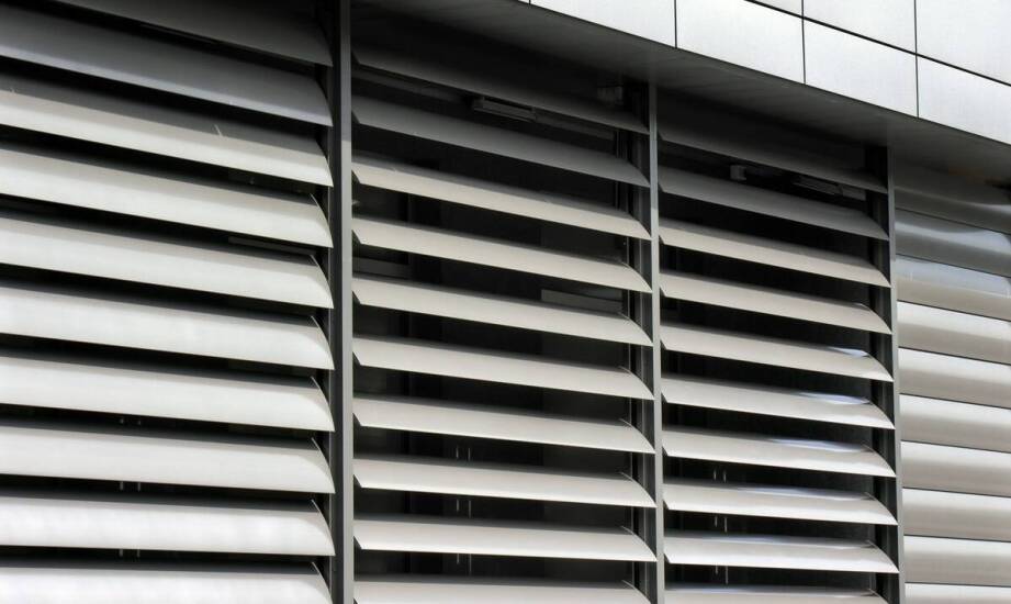 Zalety i zastosowanie żaluzji fasadowych w budownictwie energooszczędnym