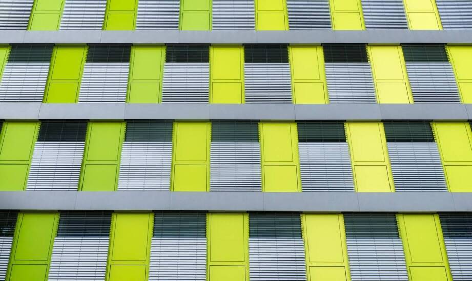 Żaluzje fasadowe – jak działają i gdzie sprawdzają się najlepiej?