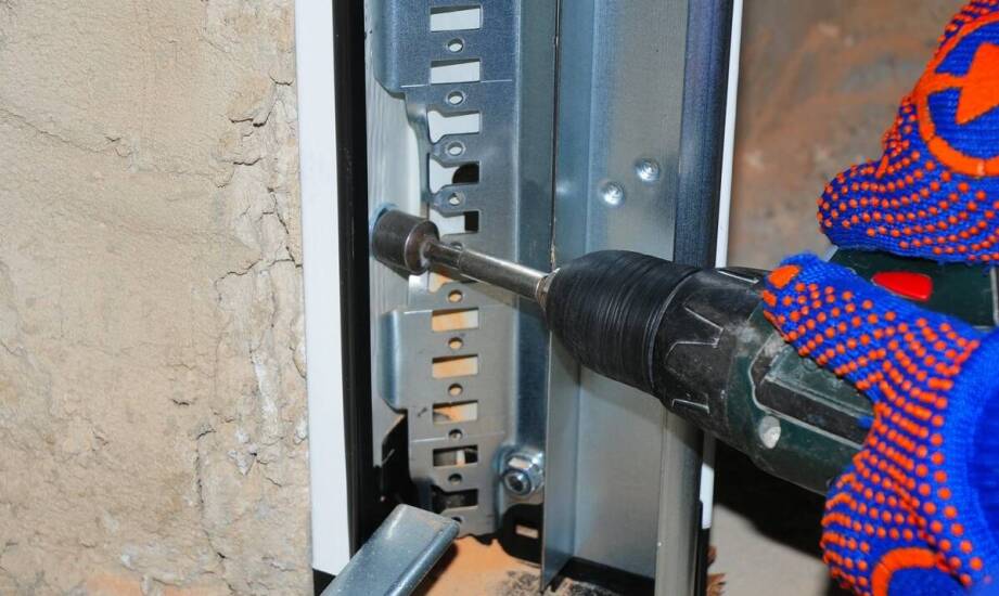 Jak działa brama rolowana i jakie są jej najważniejsze zalety?