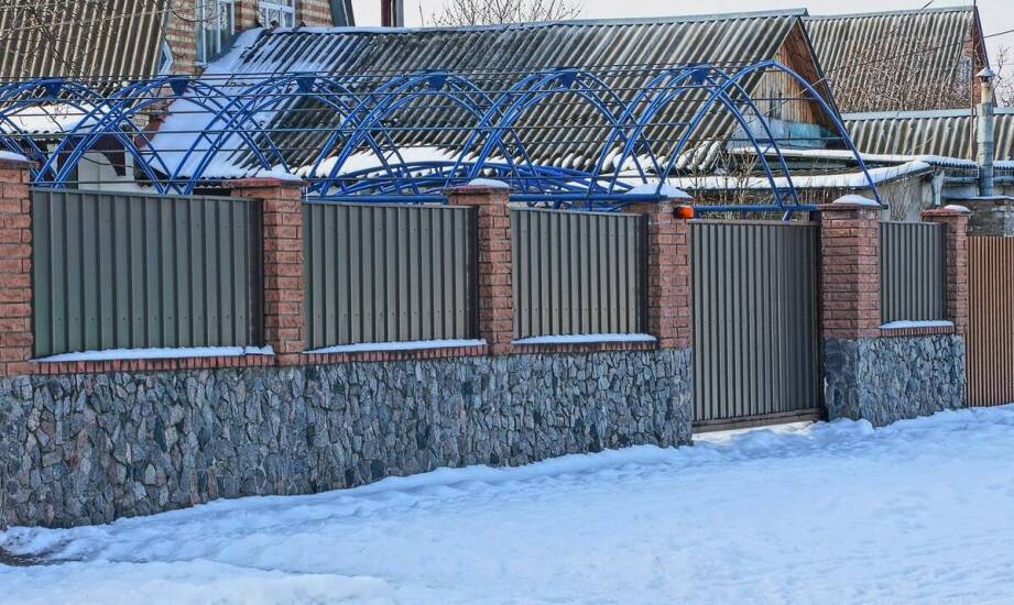 Brama rolowana – jak działa, gdzie znajduje zastosowanie i co warto wiedzieć