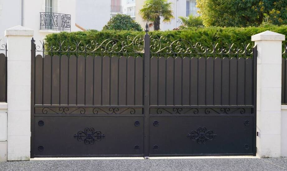 Brama rolowana — zastosowania, zalety i funkcje w nowoczesnym budownictwie