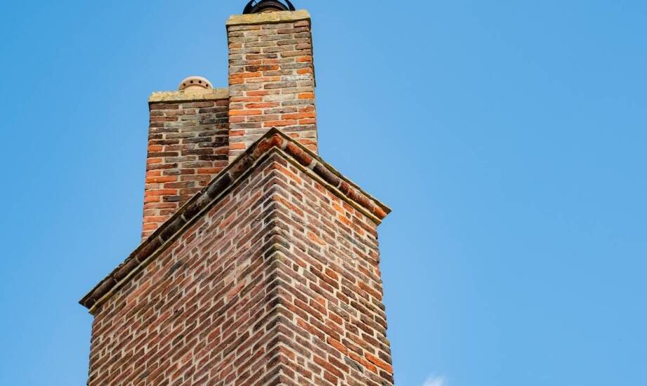 Jak przebiega dobudowa komina? Najważniejsze etapy i wskazówki