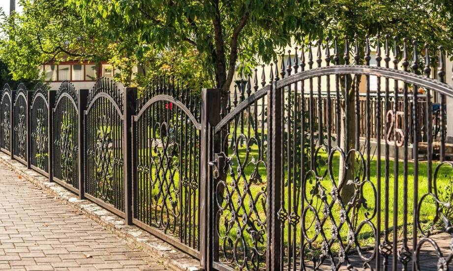 Jak wybrać solidne bramy i ogrodzenia do nowoczesnego domu