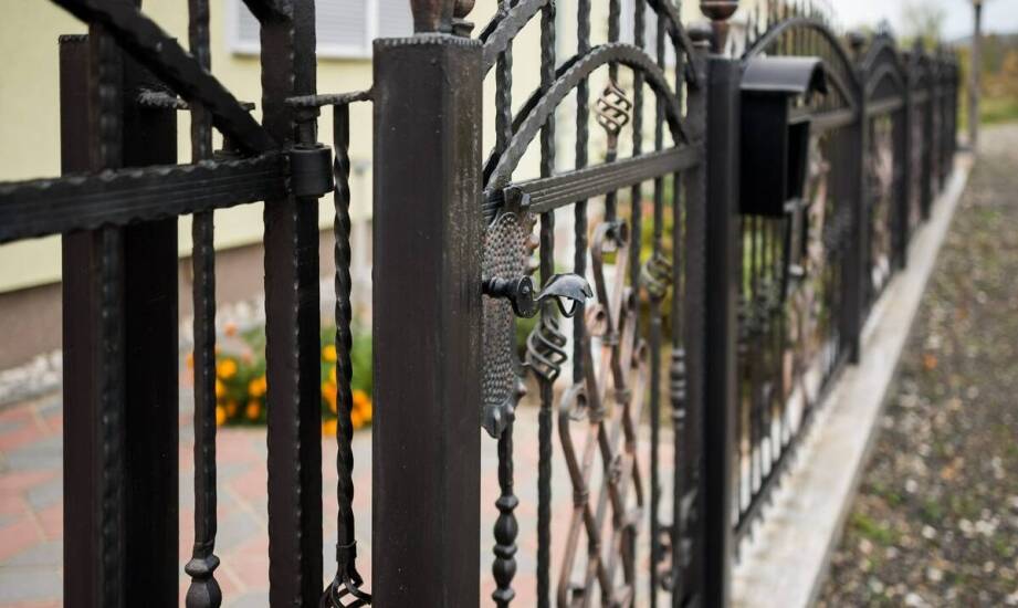 Jak wybrać trwałe bramy i ogrodzenia – praktyczne wskazówki i inspiracje