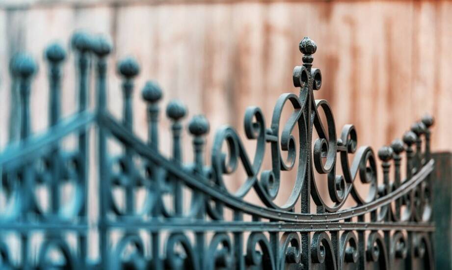 Jak wybrać idealną bramę do domu – kluczowe informacje i inspiracje