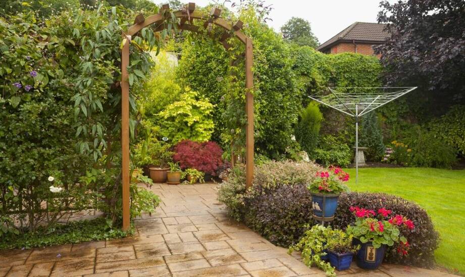 Wiaty i pergole w ogrodzie – inspiracje oraz praktyczne zastosowania