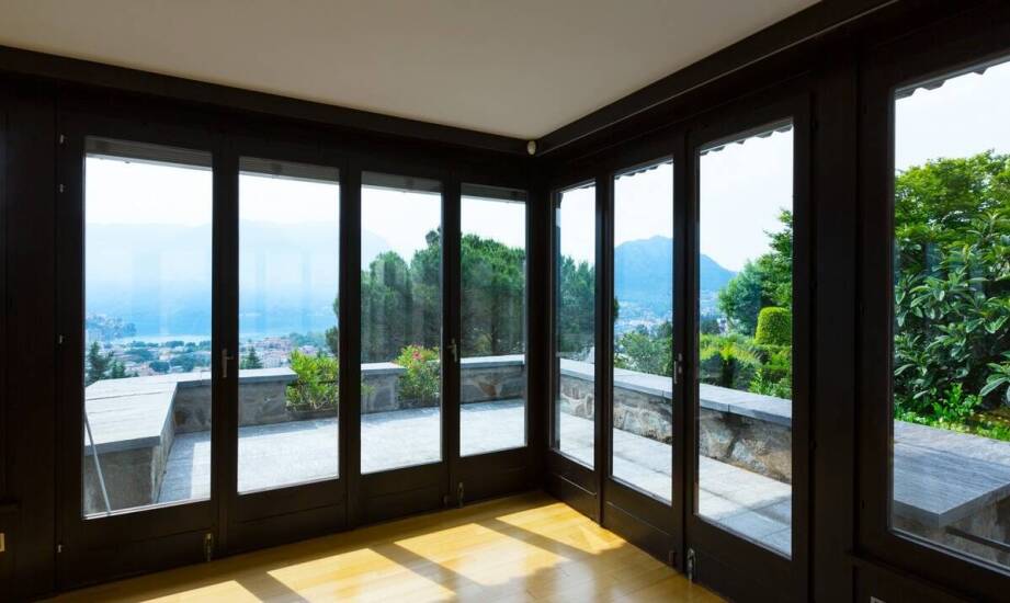 Bramy przesuwne – wszystko, co warto wiedzieć przed wyborem rozwiązania