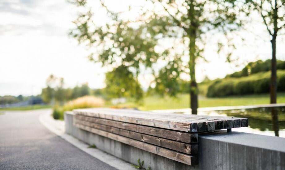 Ława betonowa – zastosowanie, rodzaje i inspiracje do aranżacji wnętrz