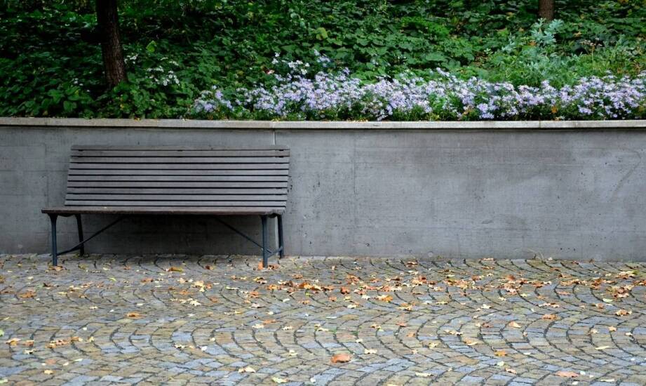 Ława betonowa – zastosowanie, zalety i inspiracje do aranżacji wnętrz