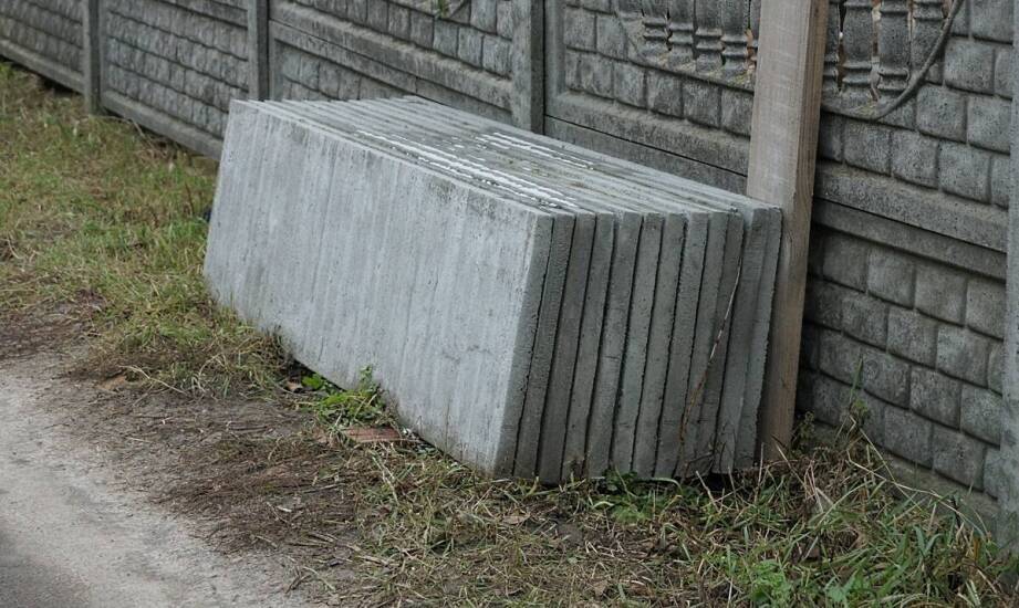 Ława betonowa – zastosowania, zalety i inspiracje aranżacyjne