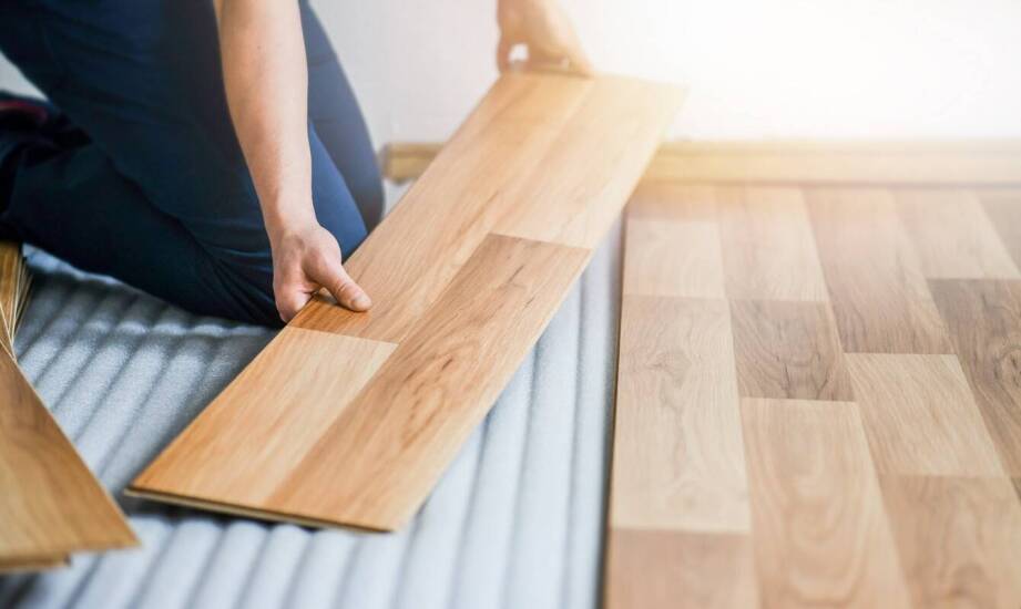 Deski podłogowe – jak wybrać najlepsze drewno do domu i mieszkania