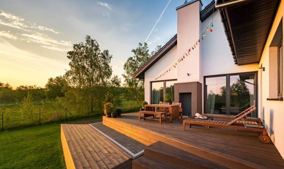 Tarasy drewniane – zalety, inspiracje i praktyczne rozwiązania