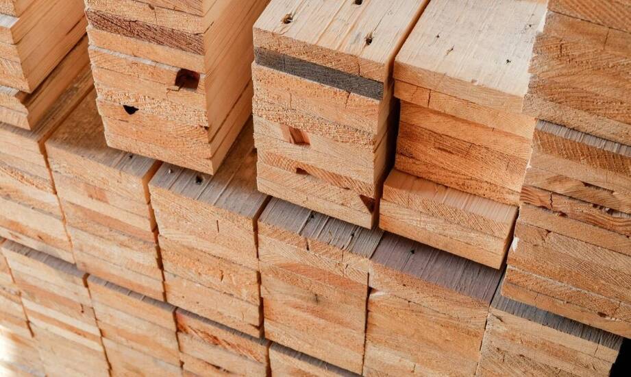 Zastosowania tarcicy budowlanej – rodzaje, właściwości i praktyczne porady